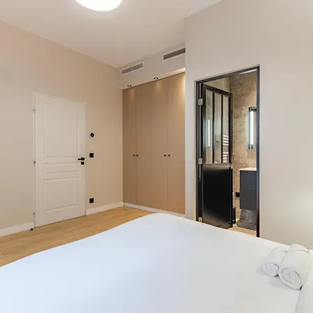 Spacious Air-conditioned In 8th