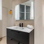 Spacious Air-conditioned In 8th Apartman