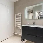Lägenhet Spacious Air-conditioned In 8th Paris