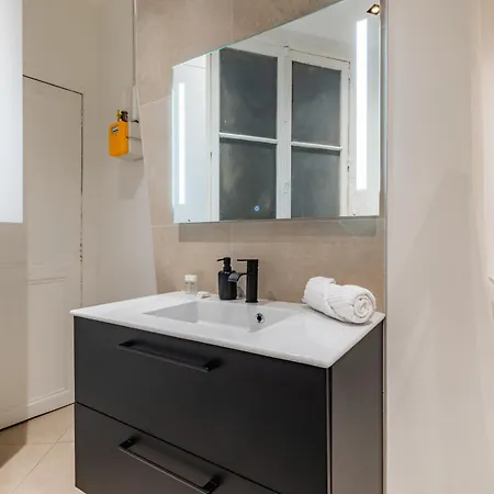 Spacious Air-conditioned In 8th Apartment