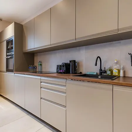 Apartment Spacious Air-conditioned In 8th Paris