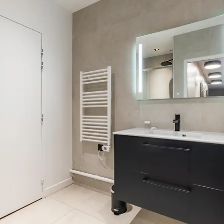 Apartment Spacious Air-conditioned In 8th Paris
