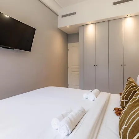Spacious Air-conditioned In 8th Apartment