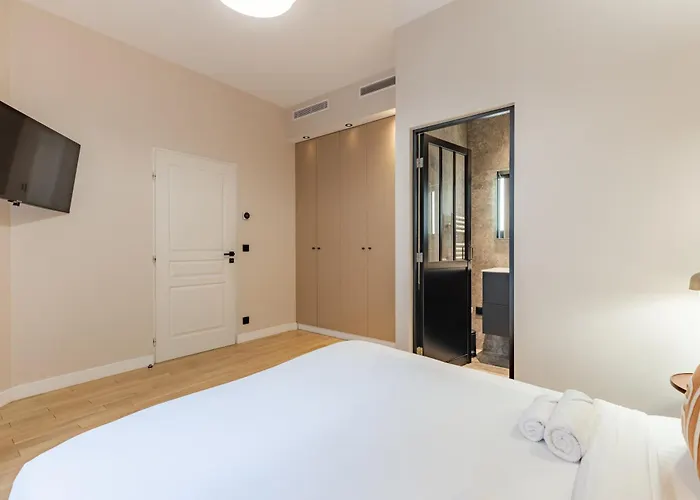 Spacious Air-conditioned In 8th
