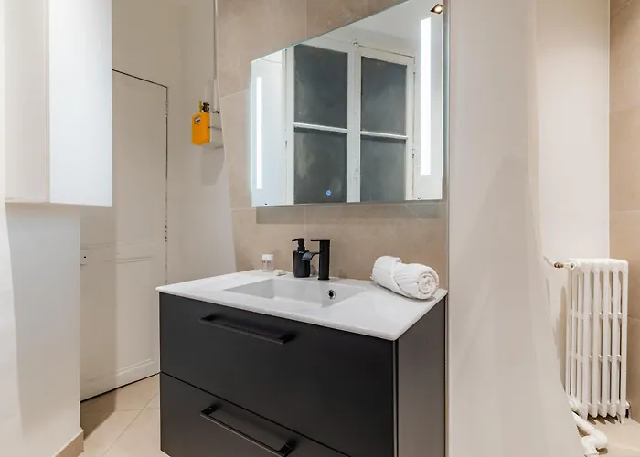 Spacious Air-conditioned In 8th Apartment