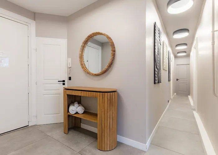 Spacious Air-conditioned In 8th Apartamento Paris
