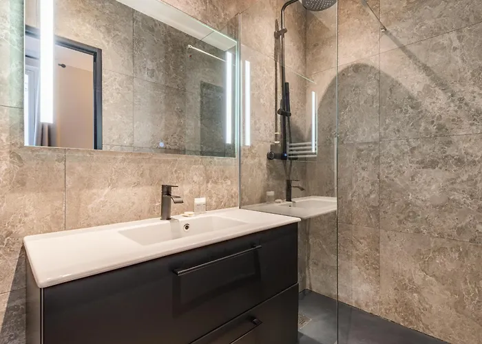 Spacious Air-conditioned In 8th Apartman