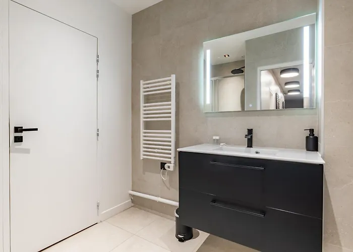 Apartament Spacious Air-conditioned In 8th Paryż