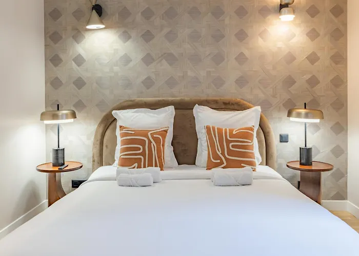 Spacious Air-conditioned In 8th Apartment Paris