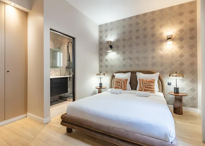Spacious Air-conditioned In 8th Apartment Paris