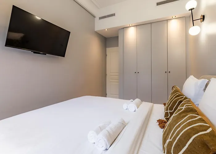 Spacious Air-conditioned In 8th Apartment